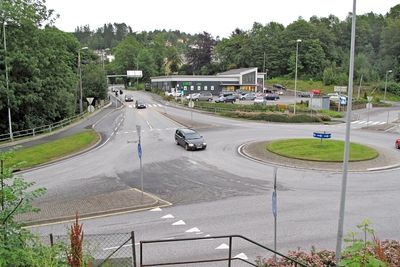 NCC skal justere denne rundkjøringen i Skjoldskiftet flere ganger. Osvegen i bakgrunnen til venstre og Apeltunvegen til høyre får kollektivfelt på en kort strekning.