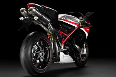Ducati-sykler, som denne Superbike-1198-R-Corse, har vært i salgsporteføljen til Michael Lock fram til nå. I går begynte han som markedsdirektør for Think i Oslo.