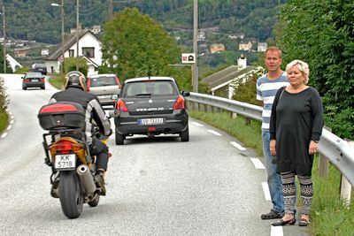 Ikke lett for fotgjengere å finne sin plass på fylkesveg 7. Arne Digernes og Anne Luth-Hanssen Oma har kjempet for å få den lagt i tunnel. Høsten neste år blir kampen kronet med seier.