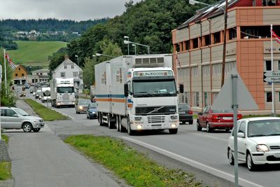 Slik så det ut i Melhus sentrum i august 2005. De fleste bilene er borte nå, men vegen er den samme. Nå blir den omsider bygd om til miljøgate.