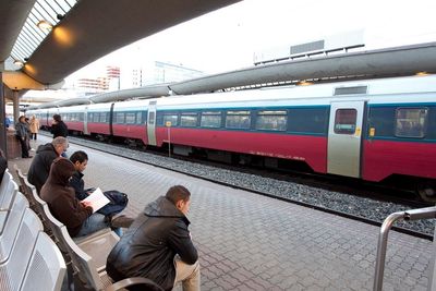 Drammenbanen var rammet av to feil som førte til forsinkelser mandag morgen.