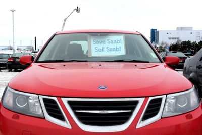 Spyker kjøper den svenske bilprodusenten Saab av General Motors, erfarer SVT.