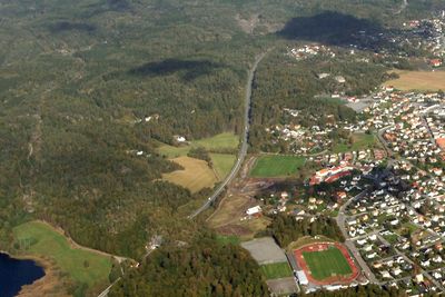 Bildet viser den østlige delen av nåværende E 18 mellom Bommestad og Sky med bøkeskogen i forgrunnen. Ny E 18 vil hovedsakelig gå i tunnel på denne strekningen.