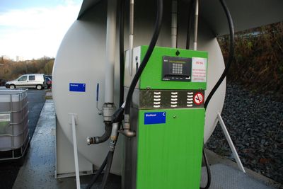 Biodrivstoff kan i prinsippet brukes av alle motoriserte kjøretøy, men kan by på problemer om det ikke behandles riktig. 