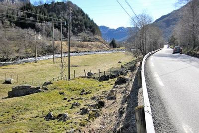 Her blir det trivelig å gå og sykle neste år. Gang/sykkelvegen skal gå langs bredden av Dirdalsåna som kommer inn til venstre på bildet.