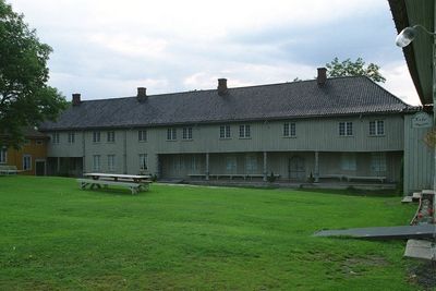 DYRT: De fleste fredede bygninger er i privat eie, og dyre å vedlikeholde. Bildet viser den fredede herregården Fossesholm (fra 1750-tallet) i Vestfossen i Øvre Eiker.