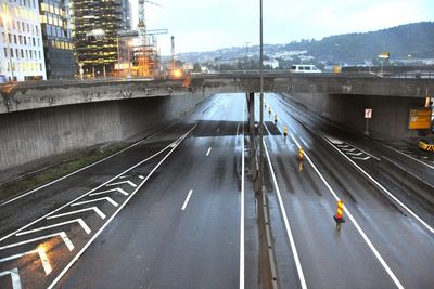 Stillheten har senket seg i Bjørvika. Dette bildet er tatt på Bispelokket før kl. 8 om kvelden. Der E 18 gikk for kort tid siden er trafikken borte. På lokket er den kraftig redusert.