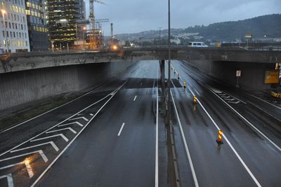 Stillheten har senket seg i Bjørvika. Dette bildet er tatt på Bispelokket før kl. 8 om kvelden. Der E 18 gikk for kort tid siden er trafikken borte. På lokket er den kraftig redusert.