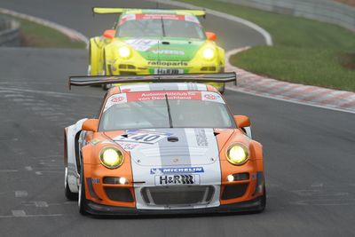 Porsche Works' 911 GT3 Hybrid (hvitoransje) tok en tredjeplass i runde to av årets Nürburgring langdistansemesterskap, mens den gulgrønne, konvensjonelle GT3 R-en tok sin andre strake seier.