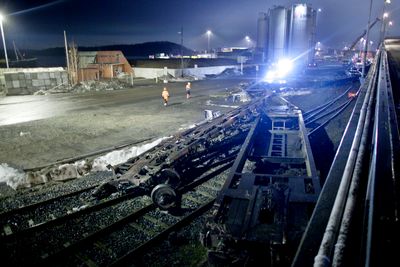 TRAGISK ULYKKE: Tre menn mistet livet da 16 godsvogner fra Alnabru skiftestasjon raste inn på terminalen på Sjursøya i Oslo ved 13-tiden onsdag 24. mars.