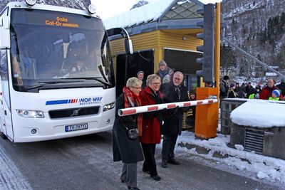 Kommunalminister Liv Signe Navarsete, samferdselsminister Magnhild Meltveit Kleppa og tidligere ansatt i bompengeselskapet Kjell Fodnes åpner bommen for ekspressbussen fra Førde til Oslo. Siden har ingen betalt for å passere.