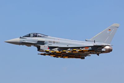 Et tungt bestykket tysk Eurofighter Typhoon med seks laserstyrte bomber (LGB), fire AMRAAM og to sidewindere under deltavingene.