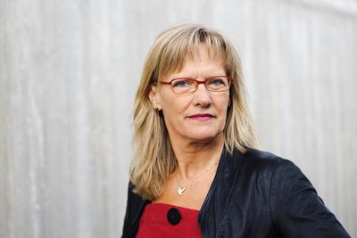 SV VIL HA TALETEKNOLOGI: Nestleder i Arbeids- og sosialkomiteen, Karin Andersen (SV) mener regjeringen raskt må løse problemene som hindrer støtte til talegjenkjenningsteknologi på norsk. 