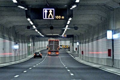 Dette er det første løpet i en norsk senketunnel som er åpent for trafikk. Det går østover. I september kan man kjøre begge i retninger gjennom Bjørvikatunnelen.