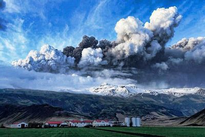 Røyk og damp stiger til værs fra vulkanen under den 200 meter tjukke isbreen Eyjafjallajökull på Island. Askeskyen fra vulkanen har ført til kaos i flytrafikken i Europa.

vulkan vulkanutbrudd aske askesky vulkanaske