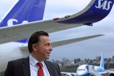 NYE FLY: Robin Kamark, som er kommersiell direktør i SAS, dro til Boeing-fabrikken ved Seattle for å hente et nytt 737-700 og ta en nærmere titt på B787 Dreamliner (i bakgrunnen).