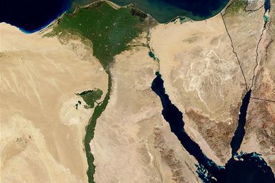 Egyptiske myndigheter har stengt alle vannrensingsanlegg etter at en lekter har lekket ut minst 100 tonn diesel i Nilen.