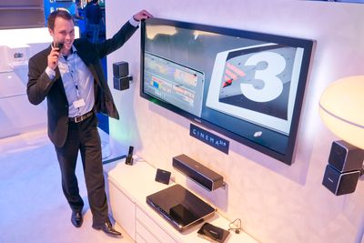 BREDT OG TETT: Philips' norgessjef for forbrukerelektronikk, Mikael Herje, mener både den nye bredformat-TV-en og den nye barbermaskinen vil lokke mange kjøpere.