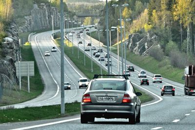 Her på E 6 mellom Vassum og Korsegården er det bare lysmastene som hindrer biler ute av kontroll fra å rase over midtdeleren. Innen 1. juli neste år skal rekkverket være på¨plass.