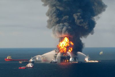 ALVORLIG: Brannmannskaper forsøkte lenge å slukke flammene på oljeriggen Deepwater Horizon i Mexicogolfen. Men brannen tok ikke slutt før plattformen sank.