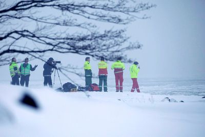VRAKRESTER PÅ ISEN: Et helikopter med fire personer om bord har styrtet og gått gjennom isen ved Horten.