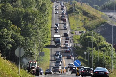 Slik så det ut på fylkesveg 256 da den het E 18 for mindre enn 14 måneder siden. Nå er trafikken redusert til en brøkdel, og kjørebanen skal snevres inn for å gi plass til et sykkelfelt på hver side.