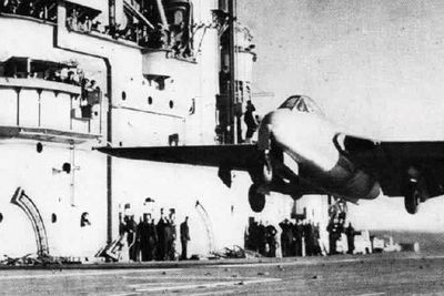 ENESTÅENDE KARRIERE: Her letter Brown fra HMS Ocean i sitt Sea Vampire 21 i desember 1945, etter tidenes første hangarskiplanding med jetfly.