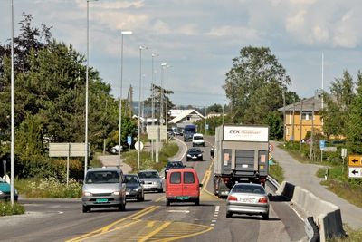 Dette var en vanlig situasjon på daværende E 18 før den fikk avlastning. Nå er det ikke lenger behov for kanaliserte kryss, så vegen får ny oppmerking.