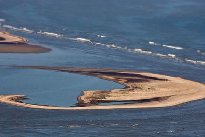 En sandbanke i South Pass i delstaten Louisiana er dekket av olje. Én måned etter eksplosjonen på oljeplattformen Deepwater Horizon lekker det fortsatt store mengder olje ut i Mexicogolfen.
