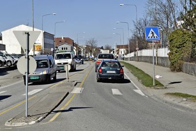 Fylkesveg 44, Hillevågsveien blir forskøvet 7-8 meter mot høyre for å få plass til de to nye feltene. T Stangeland Maskin leder kampen om kontrakten.