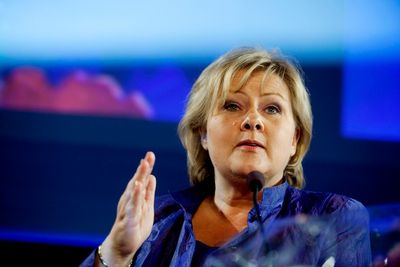 Partileder Erna Solberg og Høyre krever svar fra regjeringen om datalagring.