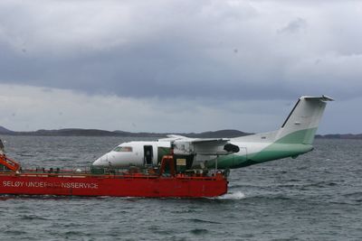 Dash-8-flyet fra Widerøe fikk høyre hovedunderstell ødelagt i en ulykke på Stokka i 2010 og ble fraktet sjøveien til Bodø. Nå er den endelige havarirapporter rett rundt hjørnet, varsler SHT. 