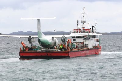 Slik ble ulykkesflyet fraktet nordover fra Sandnessjøen til Bodø.