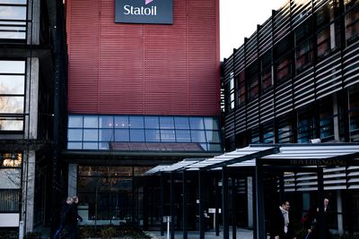 Europakommisjonen holder fortsatt på i en innledende fase etter at de for to år siden fikk hentet ut materiale fra Statoils kontorer basert på en mistanke om at Statoil har drevet med oljeprisjuks. Statoil sier at dette ville ha brutt med alt de står for. 