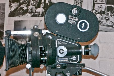 FILM: Det tok lang tid før video var bærbart. NRK var storforbrukere av film som ble brukt i sendingene, og dette bærbare kameraet var et typisk feltinstrument.