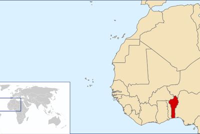 Benin ligger mellom Togo og Nigeria ved den afrikanske vestkysten. Republikken har nesten 8,5 millioner innbyggere, hvorav en tredjedel lever under den internasjonale fattigdomsgrensen ($1,25 per dag).