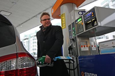 NYTT DRIVSTOFF: Administrerende direktør Dag Roger Rinde i Statoil Norge AS var en av de første til å tanke selskapets nye drivstoff  - bensin innblandet fem prosent bioetanol.