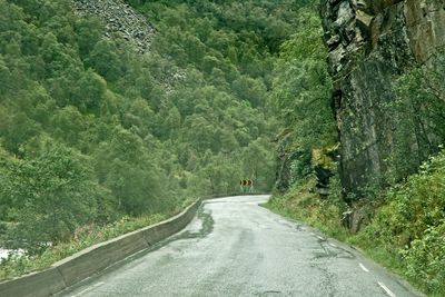 Dette er en del av E 16, hovedvegen mellom Norges to største byer. I 2014 blir det en ubetydelig lokalveg. E 16 flyttes inn i en 4 km lang tunnel. De som vil sprenge forskjæringene til den, må gi anbud innen 12. november.