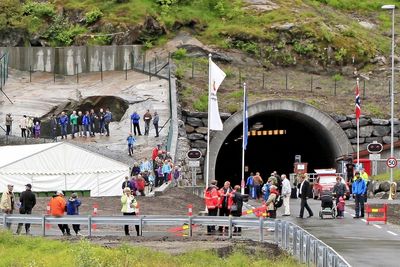 Jettegryten til venstre for søndre portal har blitt en turistattraksjon.