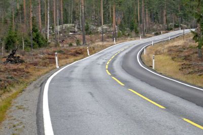 Som bildet viser er det store setninger i vegen over denne myra. Her blir det masseutskifting. Dessuten blir vegen utvidet til 7 meters bredde.