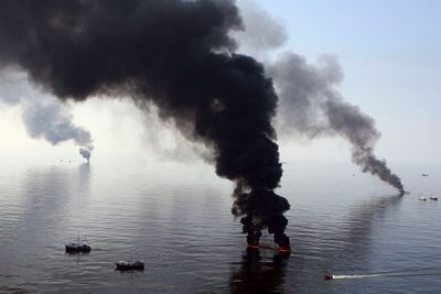 IKKE PLOMBERT: Mens forskerne beregner oljeutslippet til å være historiens største, utsetter BP plomberingen av brønnen som har forårsaket utslippet.