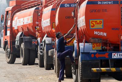 VIL HA MER: Tankbiler frakter oljeprodukter ut til kunder i Mumbai i India. Den globale etterspørselen etter råolje stiger mer enn ventet, het det i månedsrapporten som det internasjonale energibyrået IEA la fram torsdag.