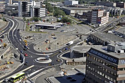 Fram til 12. juli gikk trafikken på Østre Aker vei ut av bildet til venstre for rundkjøringen. Nå går omkjøringsvegen gjennom rundkjøringen og fortsetter bortover Ulvenveien til høyre.