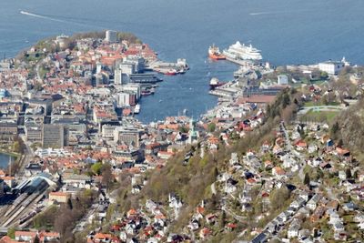 FARE FOR KOLLAPS: De fire husene som er evakuert ligger rett bak Bryggen i Bergen.