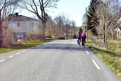 Å sykle langs fylkesveg 308 er ikke særlig fristende. Om to år blir forholdene mye bedre. Gang/sykkelvegen kommer til venstre på bildet.