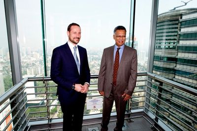 MØTE: Kronprins Haakon (t.v.) sammen med toppsjefen i oljeselskapet for Petronas, Datuk Shamsul Azhar Abbas, i Kuala Lumpur tirsdag.
