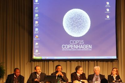 FNs klimapanel, leder Rajendra Pachauri, flankert av hovedforfatterne under COP15, København.