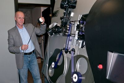 ANALOGT: Administrerende direktør Bjørn Sæterøy i Cinevation ved maskinen de har konstruert for å lage analog film av digitale filer.