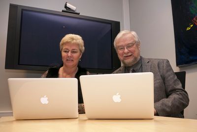 BYTTER:Daglig leder og markedsansvarlig, Hilde Dramdal og rektor Per Storheim ved Akademiet Privatist Drammen er godt fornøyd med byttet til Mac