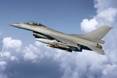 F16 Fighting Falcon på tokt.